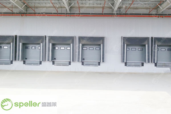 物流出貨口的安全密封選擇：結合裝卸貨平臺、門封與工業提升門