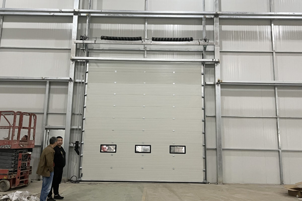 盛普萊工業提升門：抗風防盜，穩定安全農產品加工園用門優選